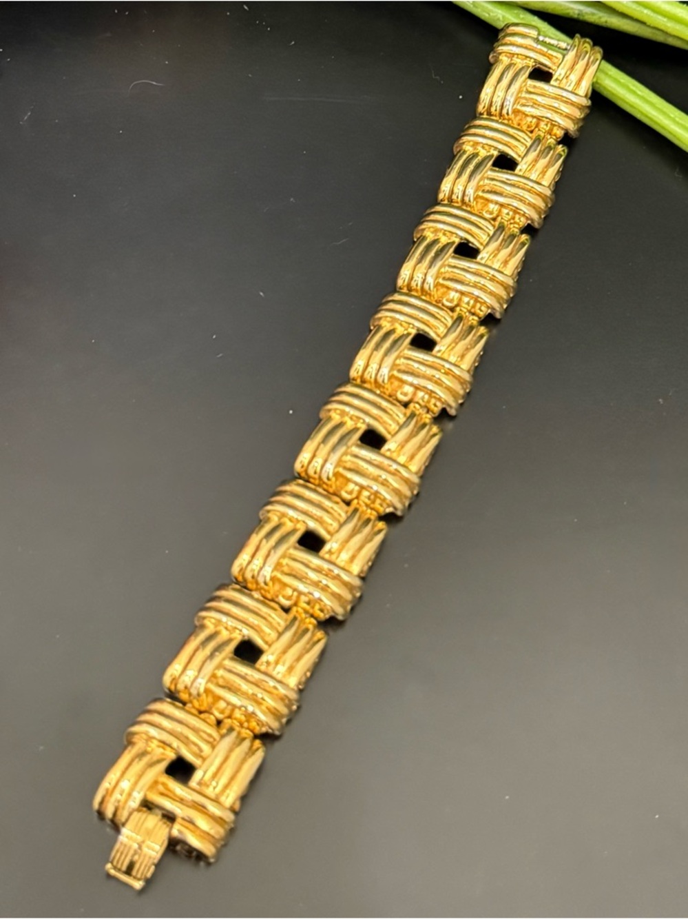 Vintage Unsigned Gold-tone Interlocking Basket Weave Link Chunky 8” Bracelet